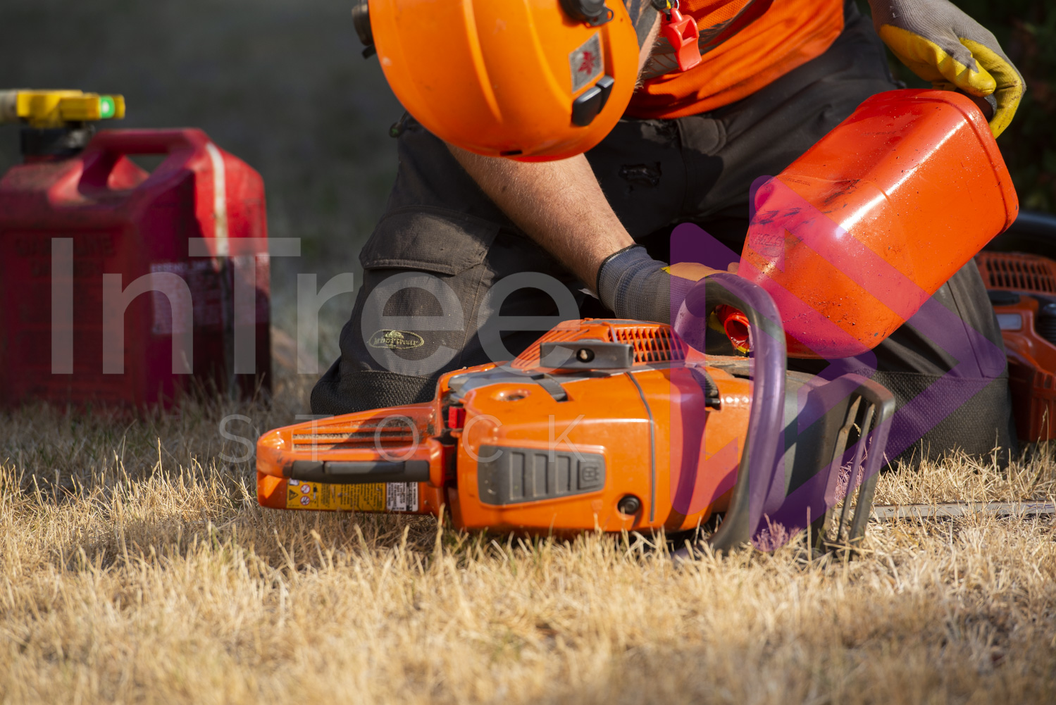 Refill chainsaw with bar oil