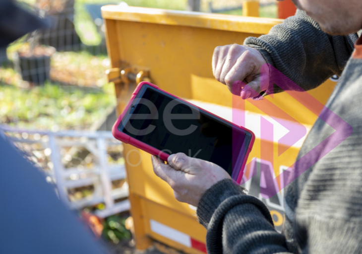 Mock-up-blank-tablet-screen Man operating a tablet with blank screen ready for mock up