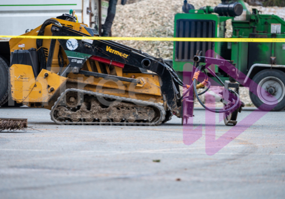 Vermeer Skid Steer with grapple Vermeer Skid Steer with grapple